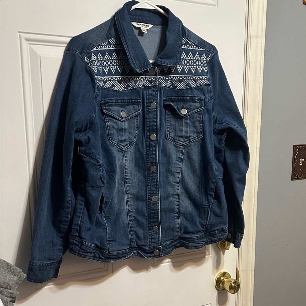 Chic Blue Denim Jacket with Patterned Yoke